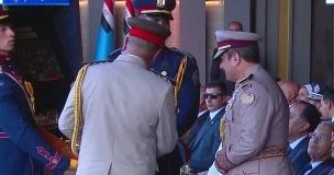 وزير الدفاع يقدم هدية للرئيس السيسي خلال افتتاح القيادة الاستراتيجية بالعاصمة