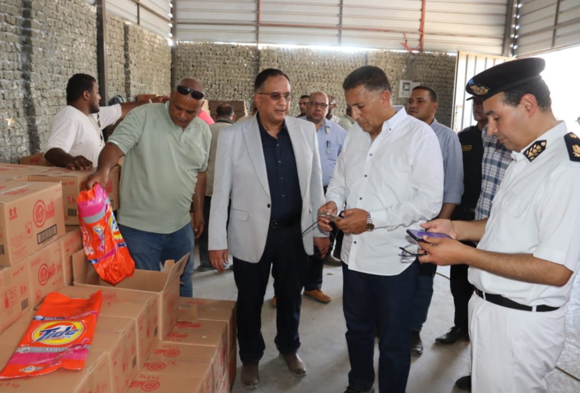 محافظ القليوبية يضبط مخزنًا لغش المنظفات ويحيل الواقعة للنيابة