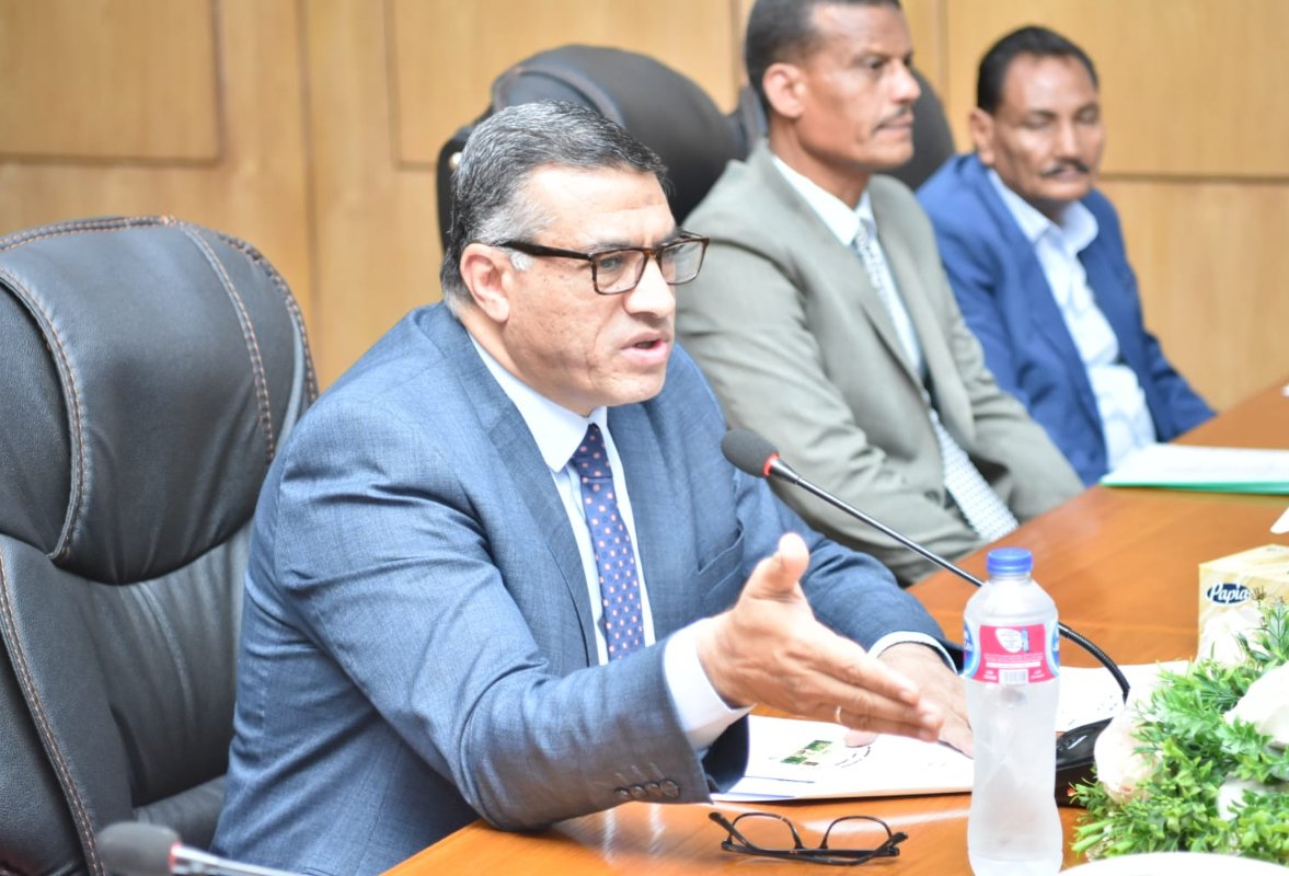 محافظ قنا يبحث مع أعضاء مجالس إدارة الجمعيات الزراعية آليات صرف الأسمدة