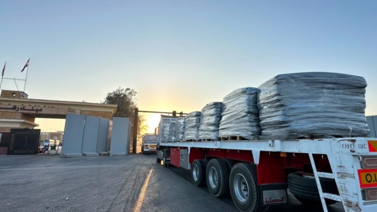 الهلال الأحمر المصري يطلق قافلة «زاد العزة» رقم 237 إلى قطاع غزة محملة بأكثر من 3,464 طنًا من المساعدات الإنسانية