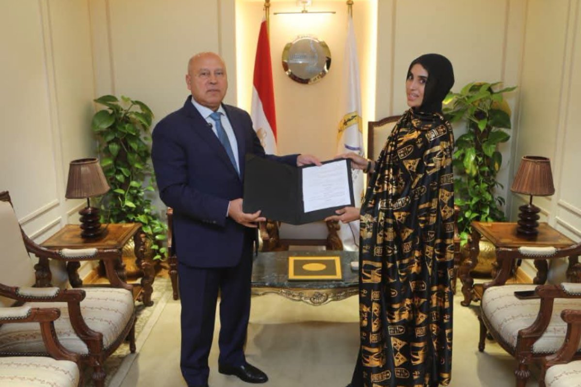 بعد إنقاذها قطارًا من الرشق بالحجارة.. وزير النقل يكرّم سيدة أسوان ويمنحها عقد عمل