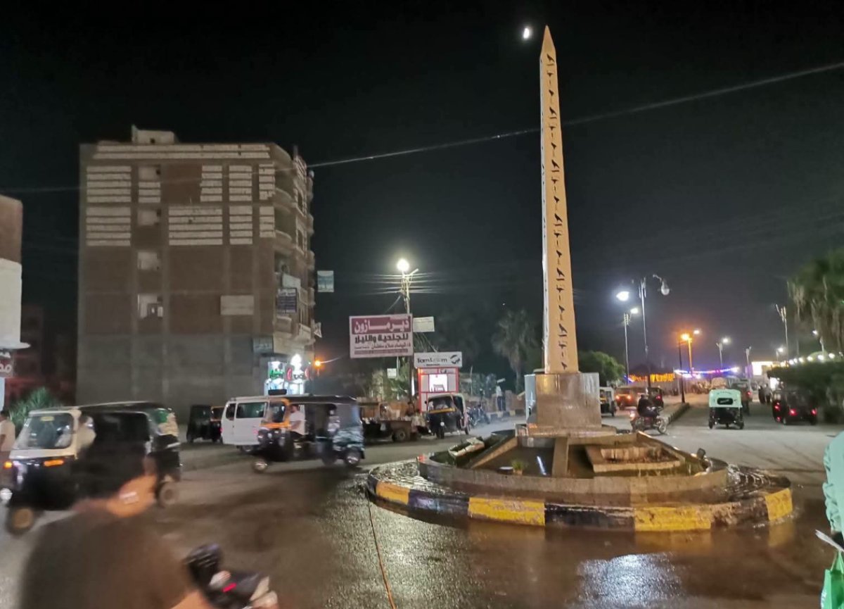 بالصور.. حملات ليلية لرفع القمامة وغسل الشوارع والميادين بمدينة "بيلا"