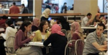 هل تتآكل الطبقة المتوسطة في مصر؟.. وكيف غيّرت الأسعار نمط الحياة؟