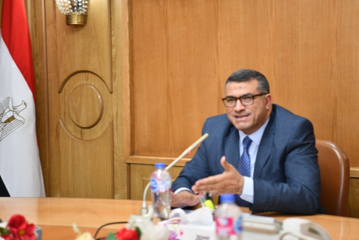 محافظ قنا: وقف العمل الميداني لعمال النظافة خلال فترة الذروة لحمايتهم من ضربات الشمس