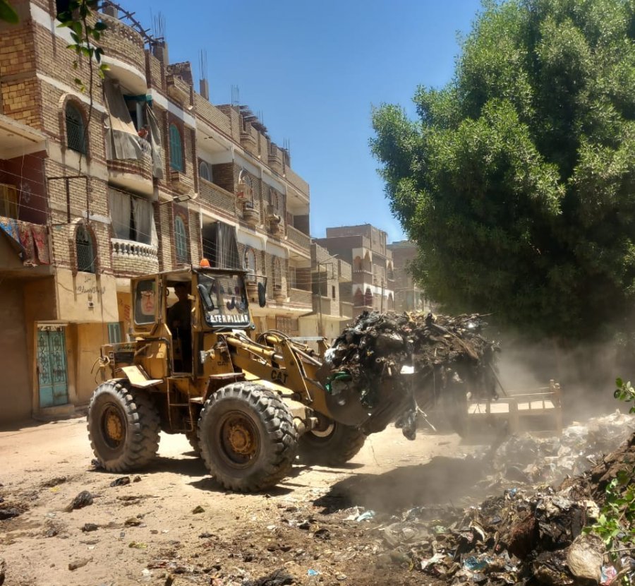 رفع 39 طنًا من نواتج تطهير ترعة القصر بنجع حمادي في قنا