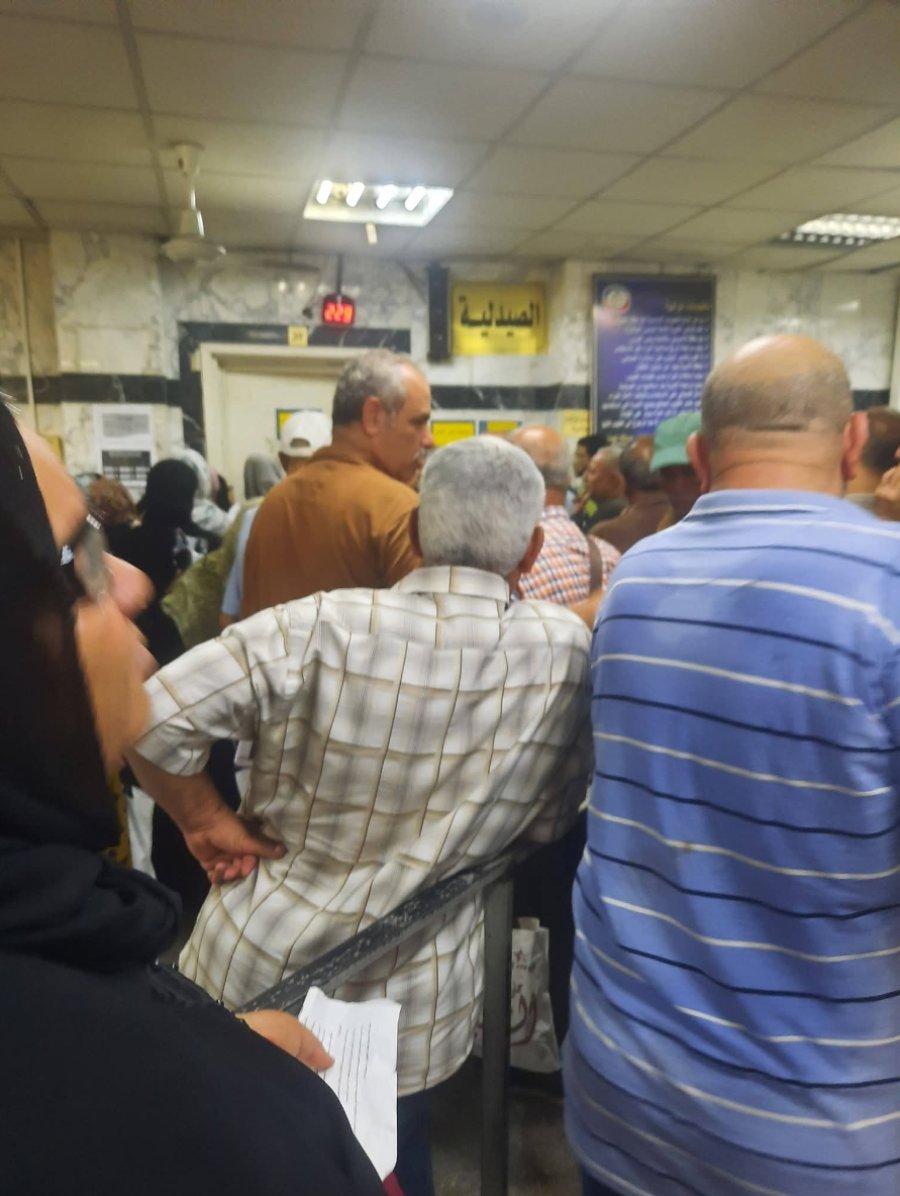رحلة عذاب المرضى داخل التأمين الصحي بالجيزة.. طوابير من الفجر.. تنقل بين الطوابق.. وأدوية لا يجدها أصحابها