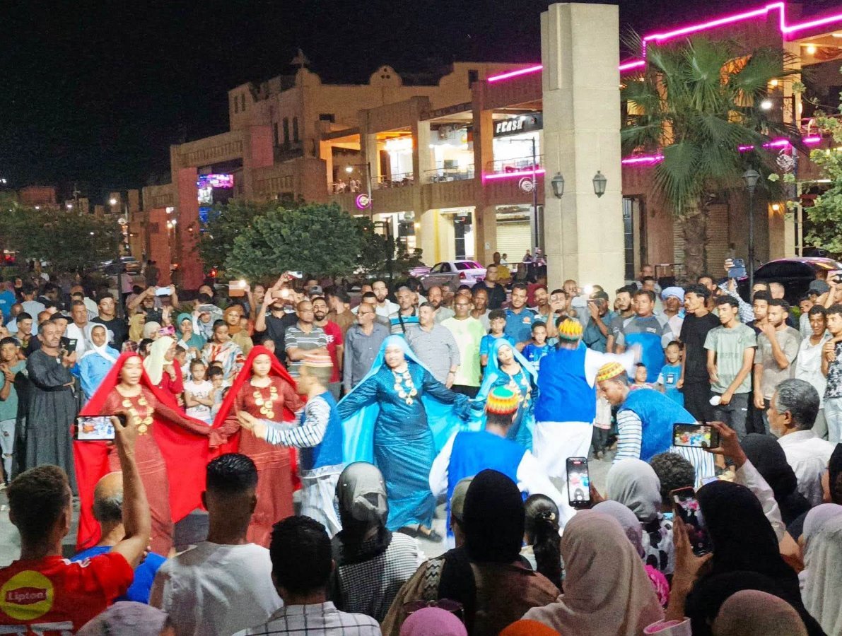 إقبال جماهيرى على فعاليات مبادرة "شارع الفن" بميدان المحطة فى أسوان
