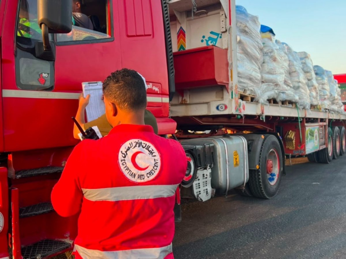 الهلال الأحمر يطلق قافلة«زاد العزة» الـ255 إلى غزة بـ2741 طنًا مساعدات