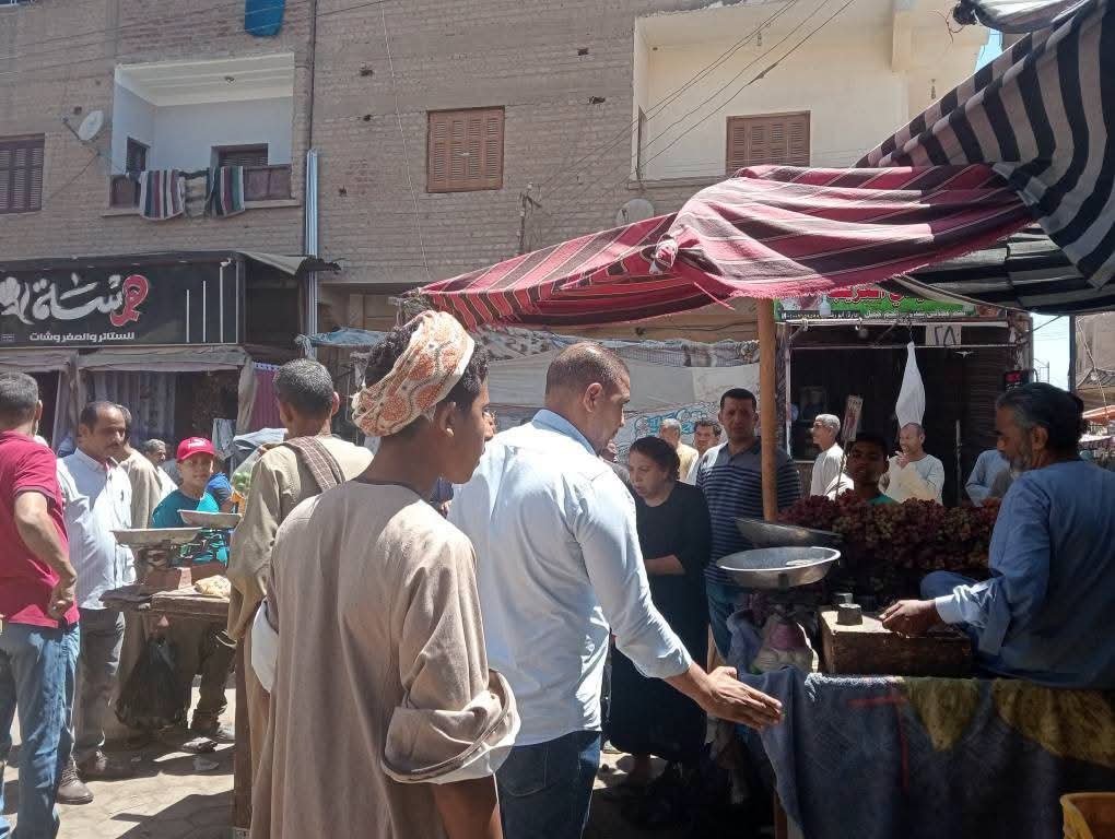 حملات رقابية بفرشوط تنجح في تشميع مخبز وتحرير 18 محضرًا وإنذارًا وضبط 10 إشغالات