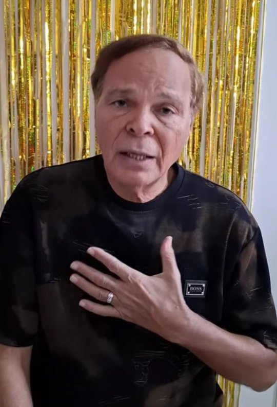«خمسة سياسة» تحرك المياه الراكدة.. استغاثة الفنان محمود عامر تُشعل أزمة داخل التأمين الصحي والمسؤولون يتدخلون: «سوء تفاهم وتم الحل»