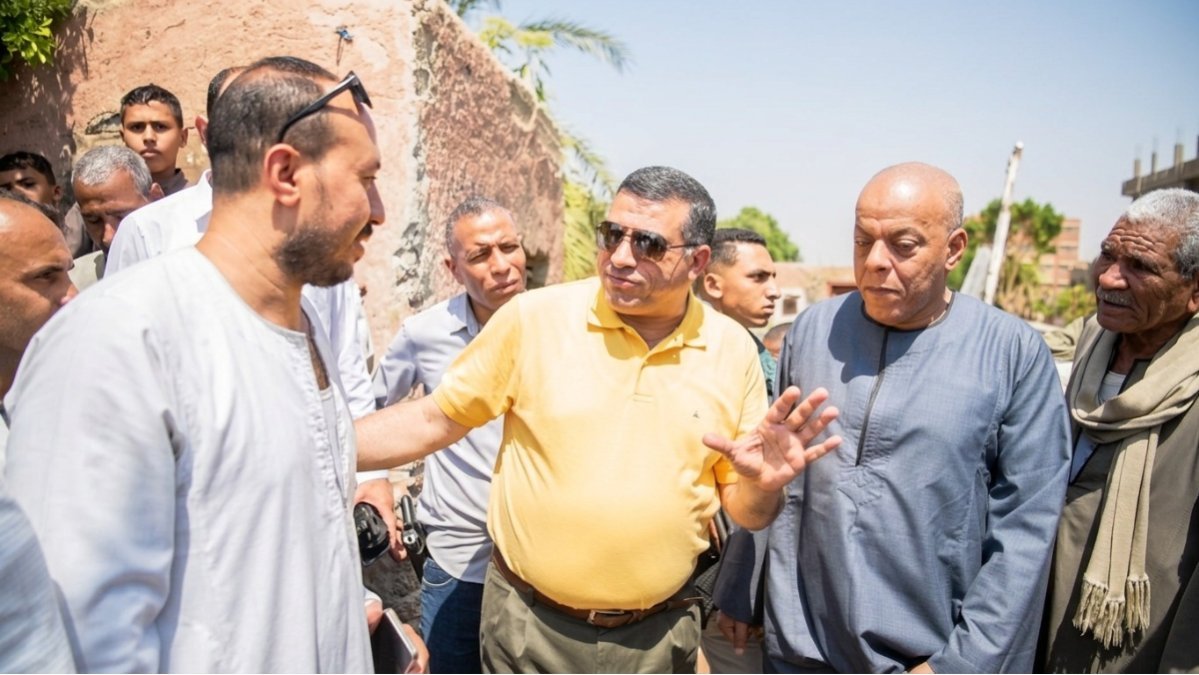 محافظ قنا يتفقد قرية "الأشراف القبلية" ويوجه برفع كفاءة المزلقان ودراسة إنشاء كوبري بـ"الخربة"