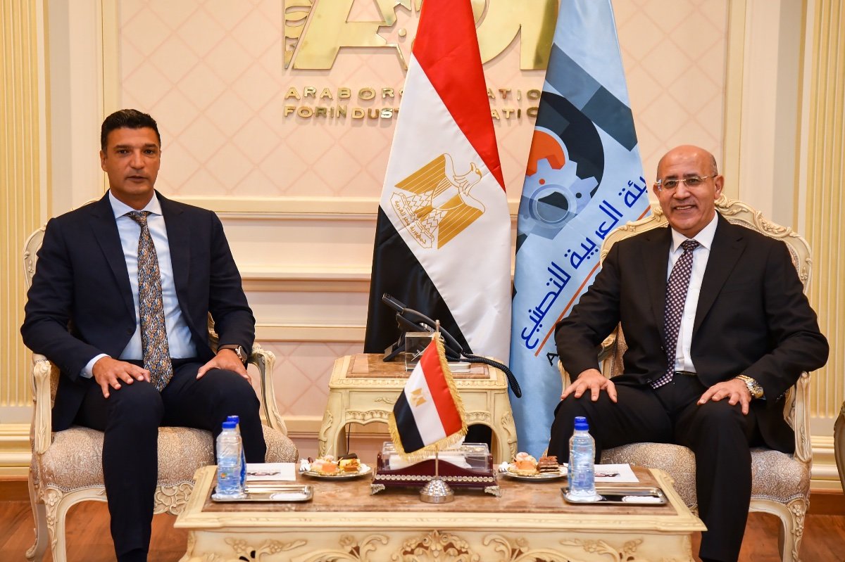 رئيس العربية للتصنيع ووزير الصناعة يضعان التصنيع المحلي على المسا