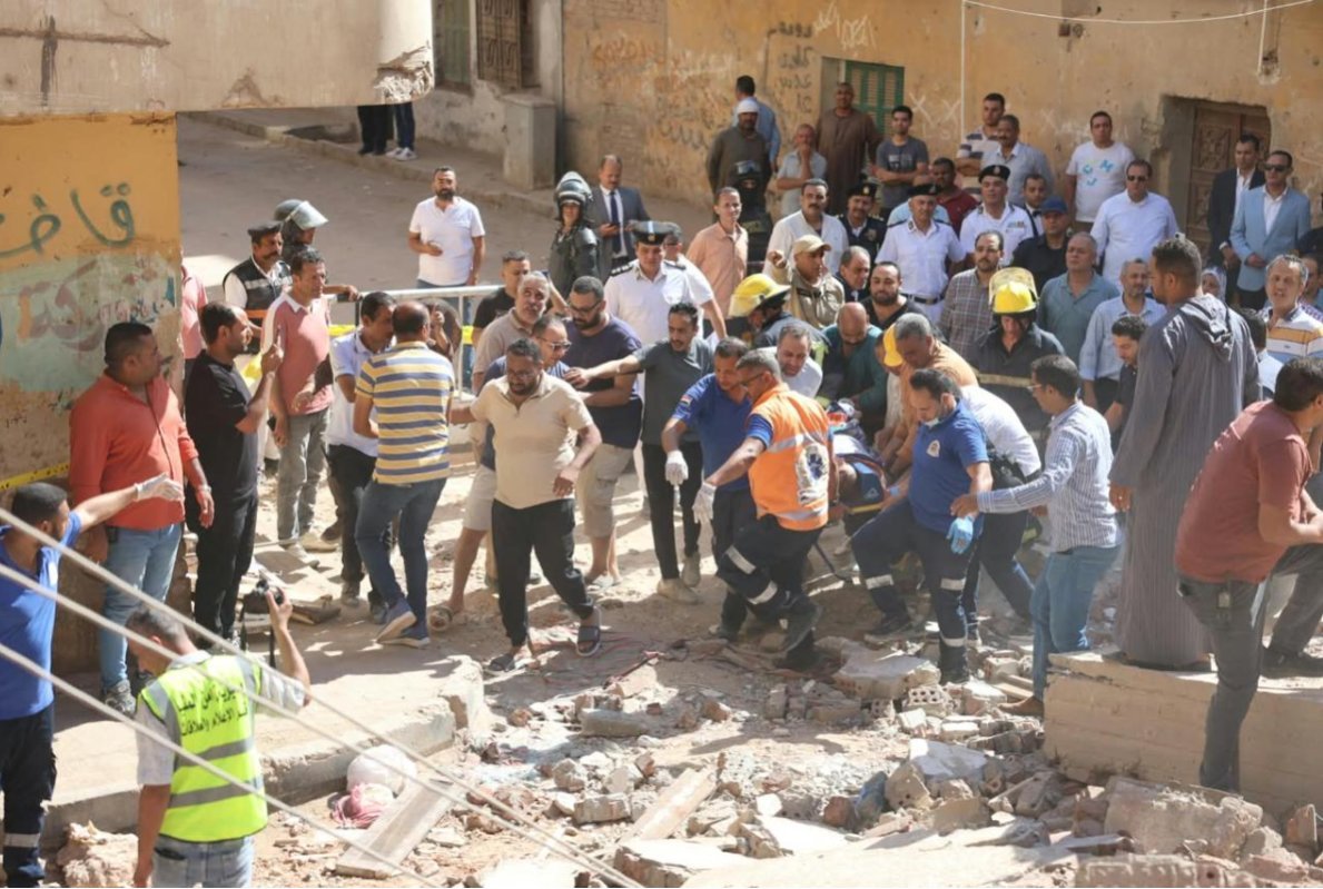 كارثة في المنيا.. انهيار عقار من 5 طوابق بعزبة شاهين.. والمحافظ يأمر بالإخلاء الفوري للمباني المجاورة