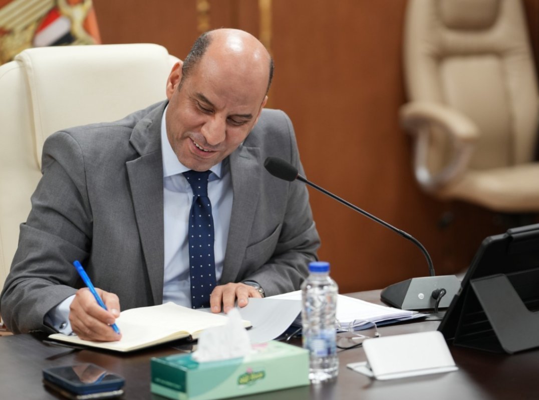 عقود جديدة تفتح أبواب الأردن أمام الشباب المصري.. «العمل» تسلّم الدفعة الثانية من العمالة الزراعية الموسمية