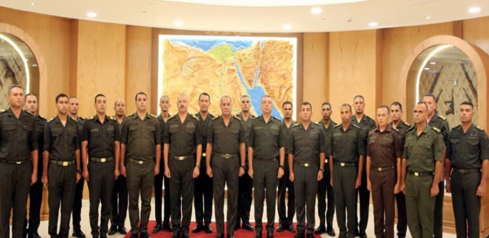 الفريق أشرف سالم زاهر يلتقي عدداً من مقاتلى الجيشين الثاني والثالث الميدانيين