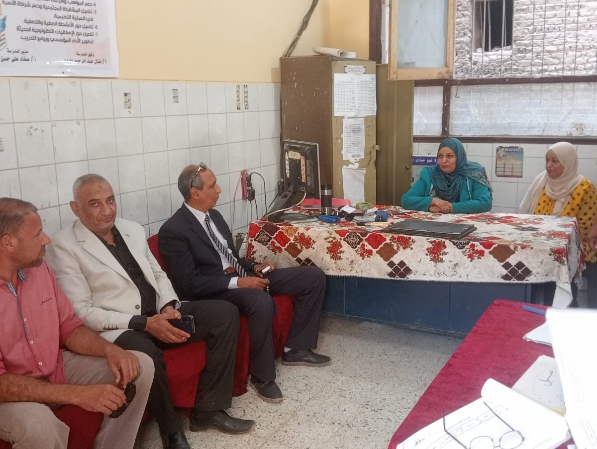 إحالة مدرستين للتحقيق وإشادة بـ«الحفناوية».. جولات مفاجئة لمدير تعليم نجع حمادي لمتابعة استعدادات العام الدراسي الجديد
