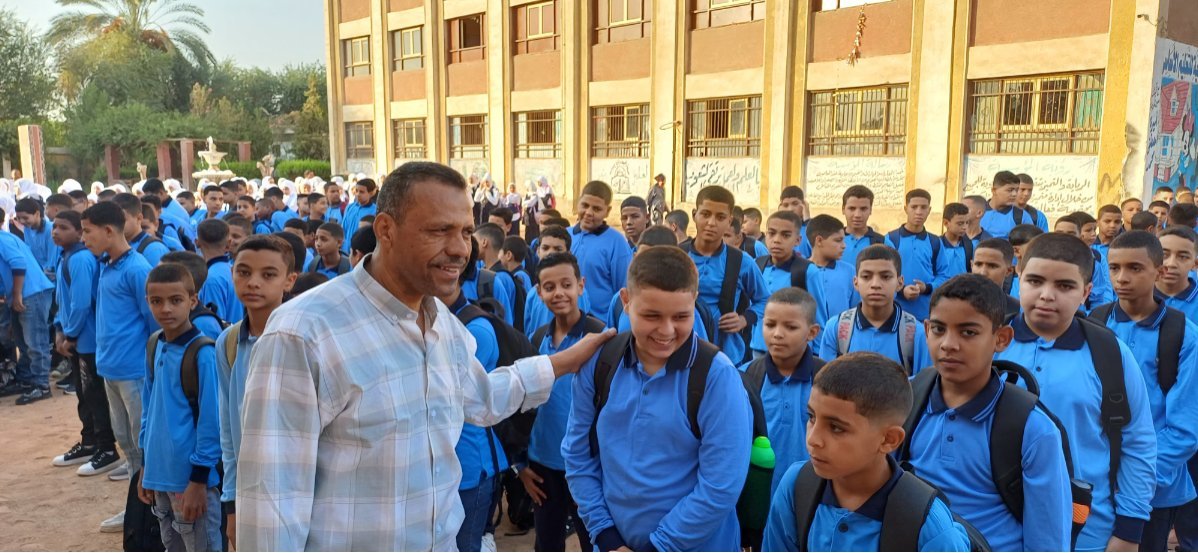 في أول أيام الدراسة.. «عبدالواحد» يتابع انتظام الدراسة بجولة ميدانية على مدارس أبوتشت