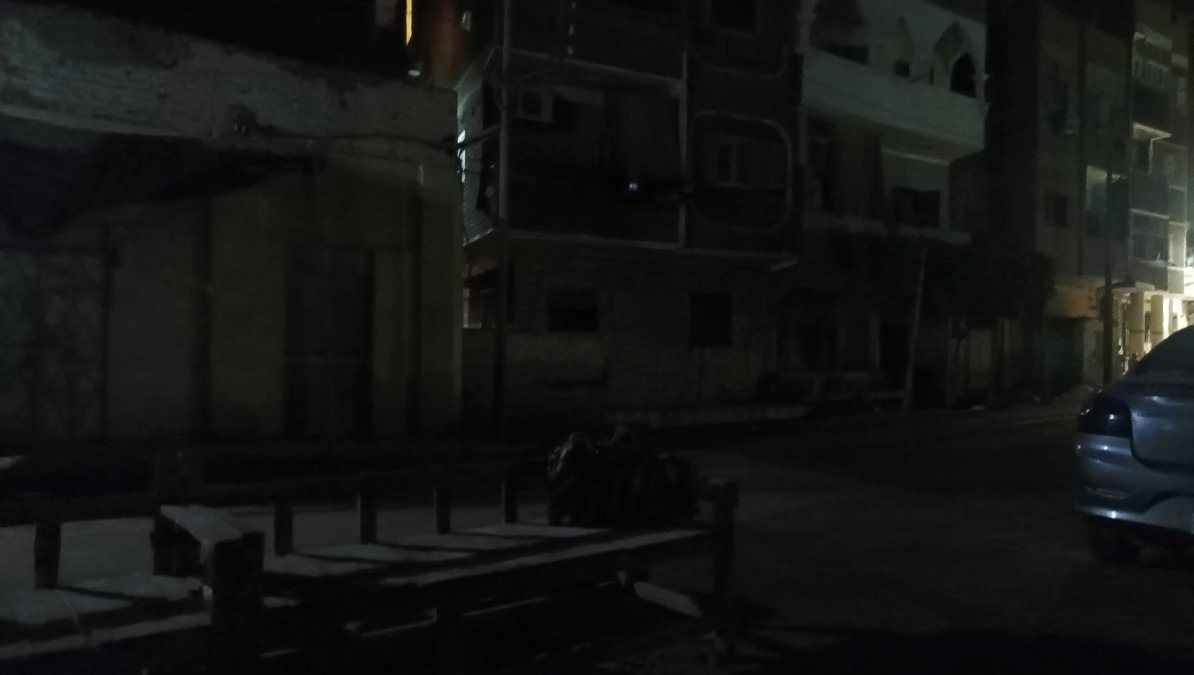 أهالي «الخضيرات» بقنا يناشدون رئيس مدينة نجع حمادي إنارة الطريق الرئيسي وشوارع القرية | صور