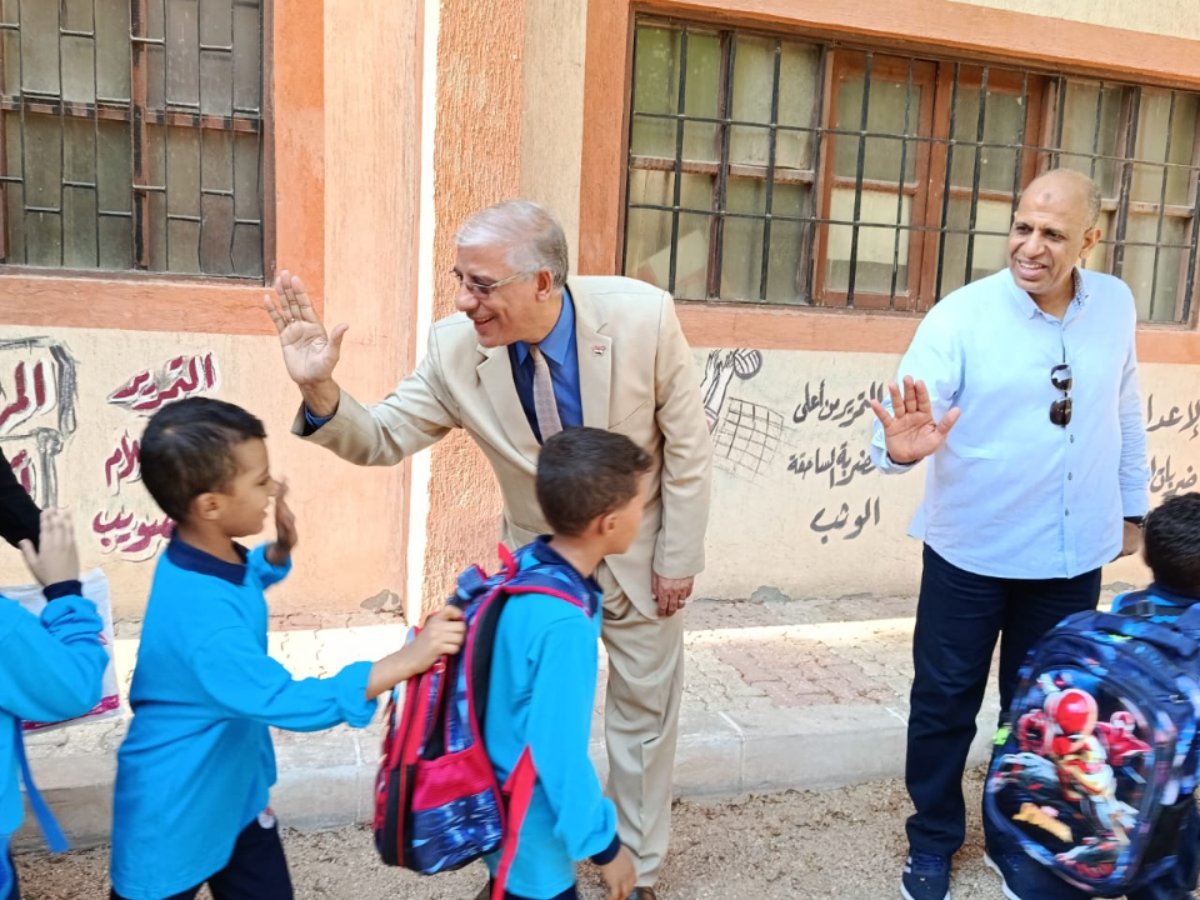 انطلاق العام الدراسي بقنا.. وكيل الوزارة يبدأ جولته الميدانية من طابور الصباح ويؤكد: المعلم أساس نهضة الأمم