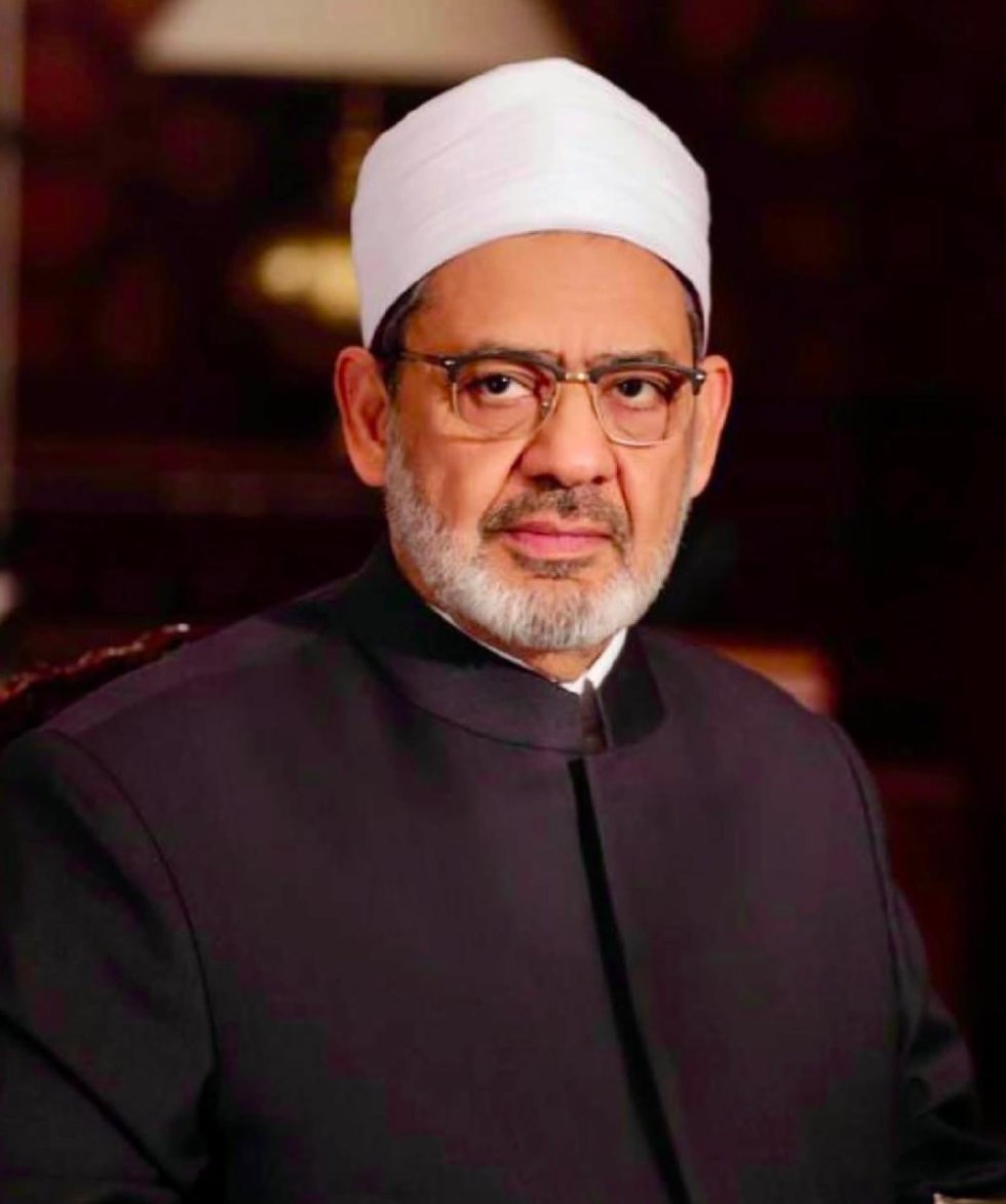 شيخ الأزهر.. يطمئن هاتفيًّا على صحة الشيخ أيمن عبد الغني ومرافقيه إثر تعرضهم لانقلاب سيارتهم