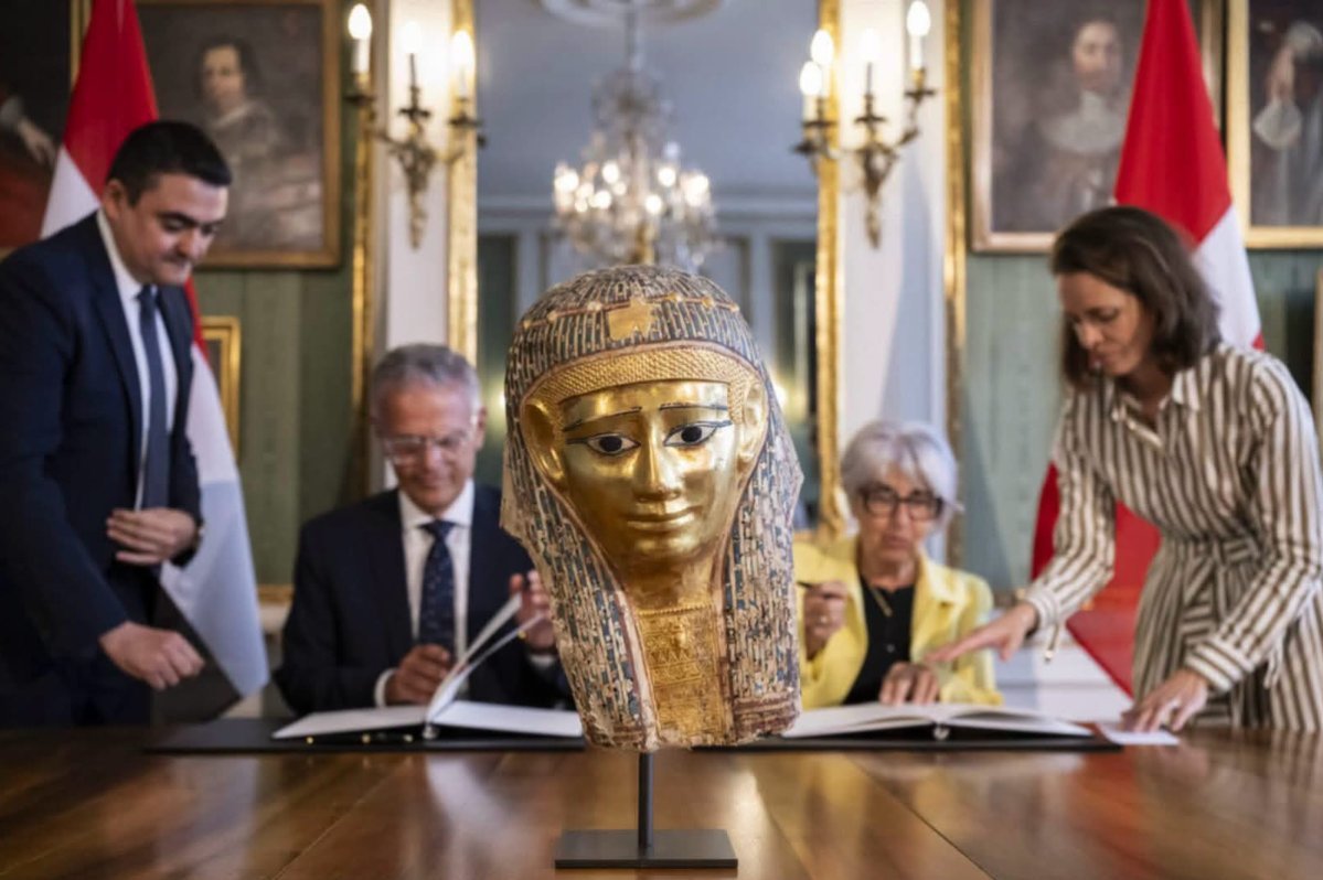 رحلة استرداد تاريخية.. مصر تستعيد قناعًا ذهبيًا أثريًا من سويسرا