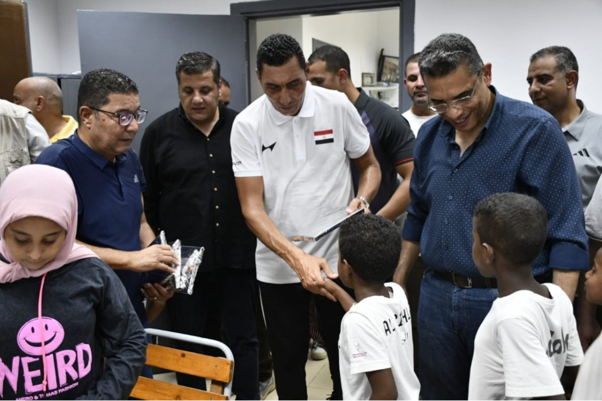 وزير الشباب والرياضة ومحافظ البحر الأحمر يتفقدان نادي الشلاتين ويلتقيان لاعبي الفرق الرياضية