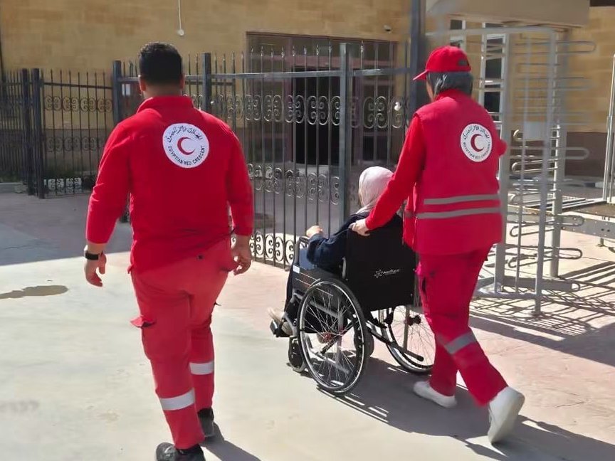 الهلال الأحمر المصري يرافق الدفعة 86 من الجرحى والمرضى الفلسطينيين ويقدم حزمة متكاملة من الخدمات الإنسانية