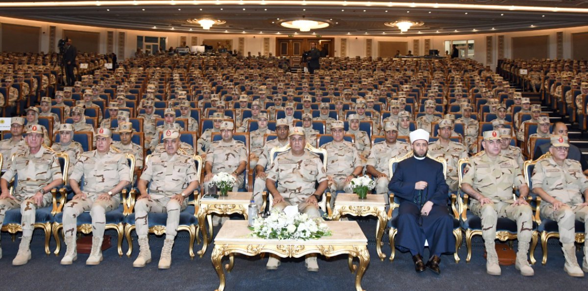 الفريق أشرف سالم زاهر القائد العام للقوات المسلحة وزير الدفاع.. يلتقى بكوادر وأطقم التمريض العسكرى بالقوات المسلحة
