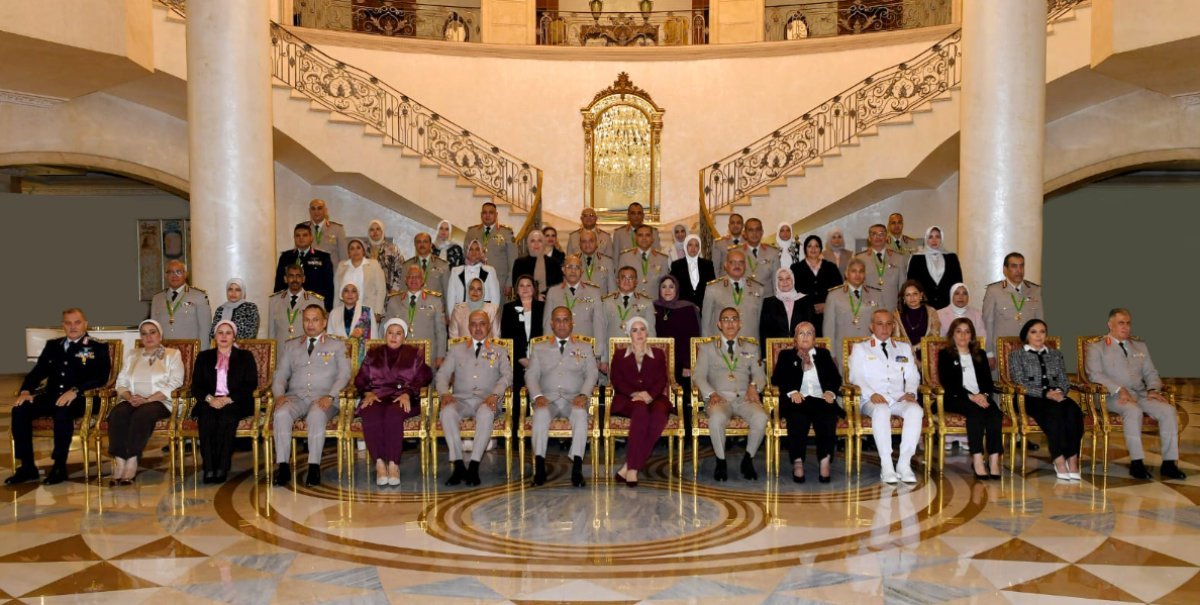 وزير الدفاع يكرم عدداً من القادة الذين أوفوا العطاء بالقوات المسلحة