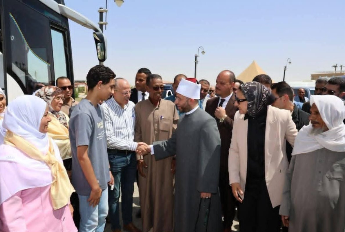 وزير الأوقاف ومحافظ الوادي الجديد يودعان أوائل الشهادات الثانوية المتجهين لأداء العمرة