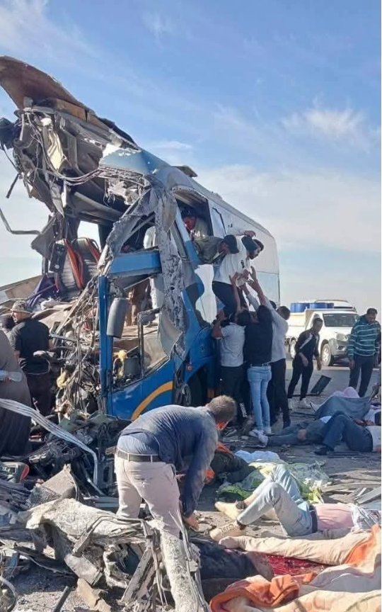 فاجعة على "الصحراوي الغربي".. مصرع 13 شخصًا وإصابة 34 في تصادم أتوبيس بـ "تريلا" | صور