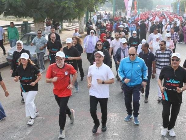 السفير الكندي يشارك 450 فتاة بماراثون كورنيش النيل بالمنيا احتفالاً باليوم العالمي للفتاة