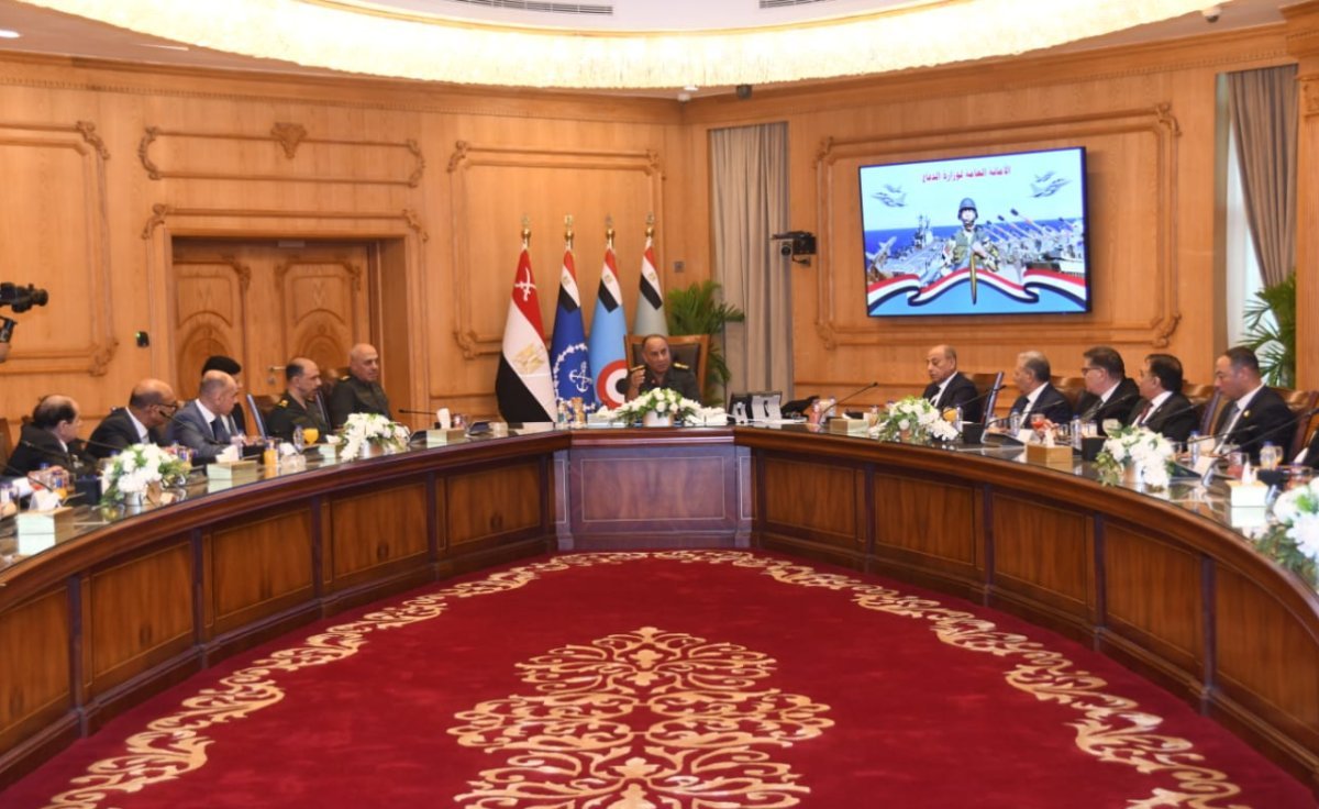 الفريق أشرف سالم زاهر وزير الدفاع يستقبل وفداً من أعضاء لجنة الدفاع والأمن القومى بمجلس النواب