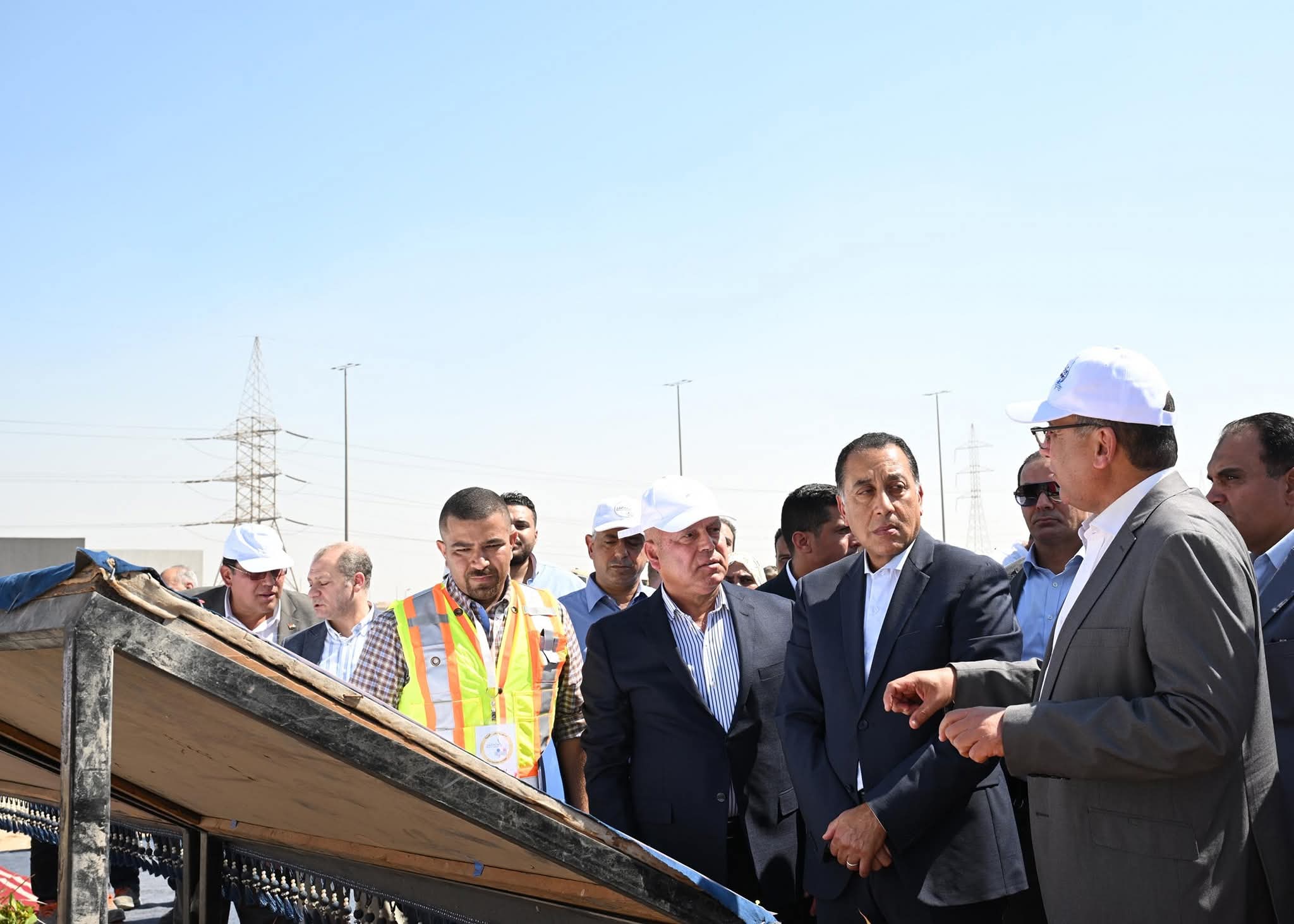 مدبولي يتابع أعمال محطة الأتوبيس الترددي قرب المتحف المصري الكبير