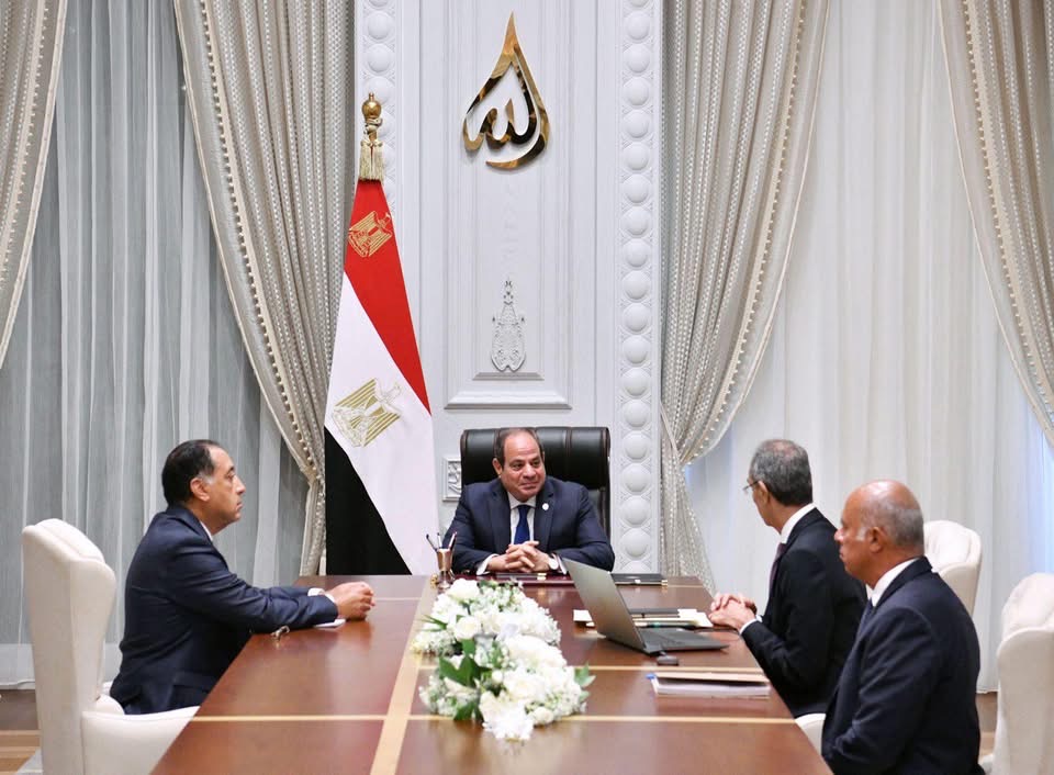 الرئيس السيسي يطلع على تقرير شامل حول خطط تطوير شبكات الاتصالات لضمان تعزيز كفاءتها