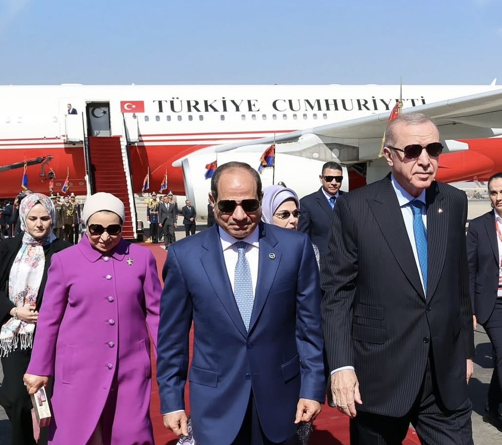قمة ودّ وترحيب رسمي.. الرئيس السيسي والسيدة قرينته يستقبلان الرئيس التركي أردوغان وقرينته