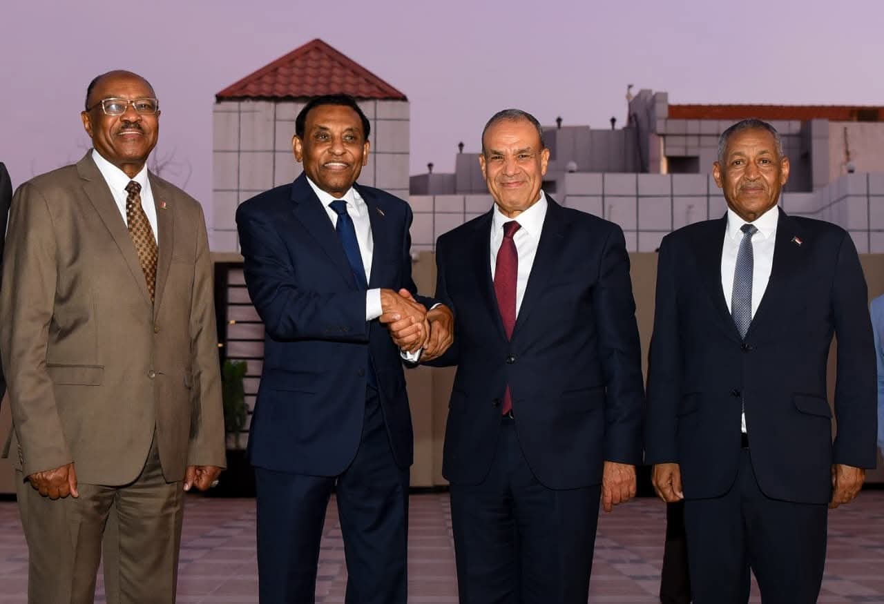مصر تجدد دعمها الكامل للسودان.. وعبد العاطي يبحث مع رئيس الوزراء تعزيز التعاون الاقتصادي والأمني