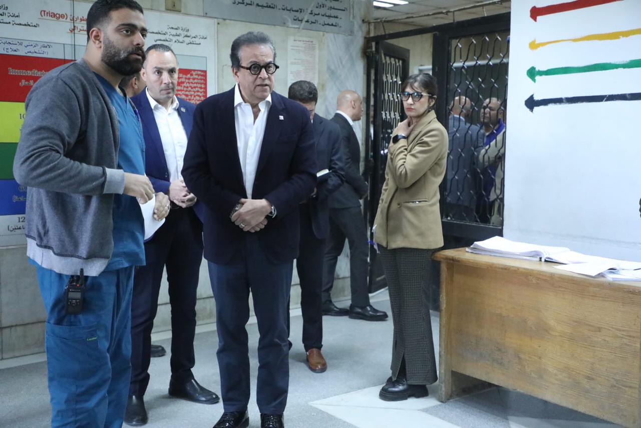 وزير الصحة يجري جولة مفاجئة بمستشفى السلام ويحيل المدير للتحقيق