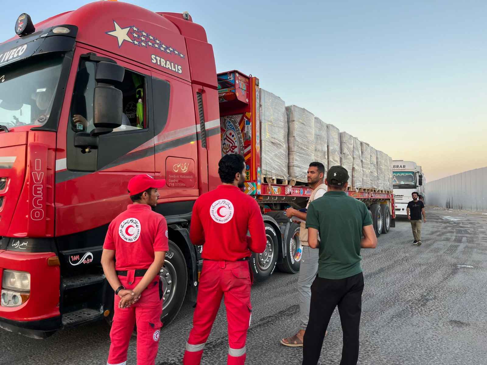 الهلال الأحمر المصري يدفع ب 3700 طن مساعدات  في قافلة «زاد العزة» الى غزه منتصف الاسبوع الثالث