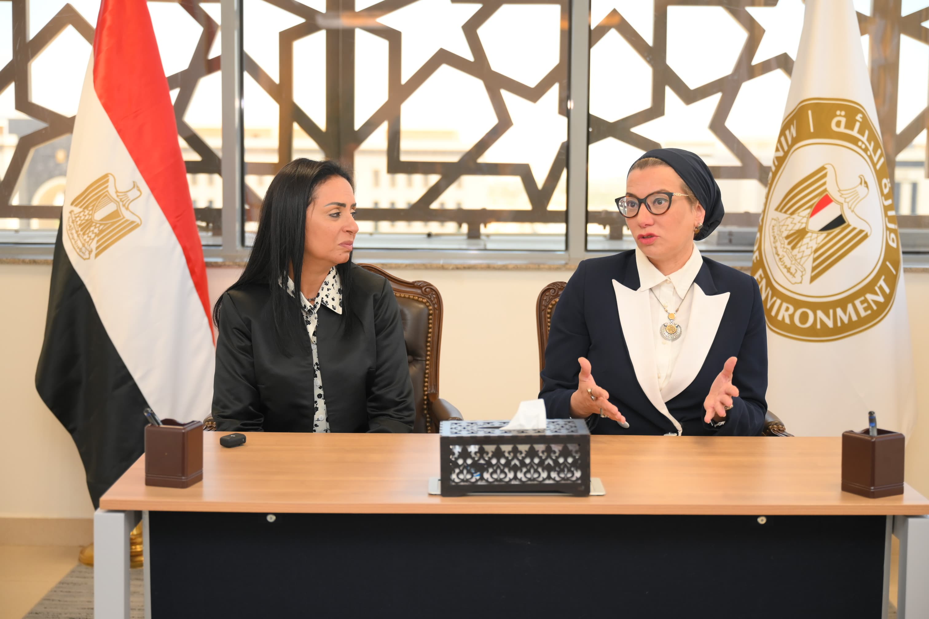 وزيرتا البيئة والتضامن تشهدان توقيع مذكرة تعاون مشترك بين جهاز تنظيم إدارة المخلفات والهلال الأحمر فى مجالات الاستشارات البيئية