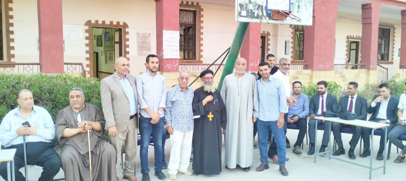 نائب رئيس حزب المؤتمر في لقاء محبة ومودة مع كهنة الكنيسة