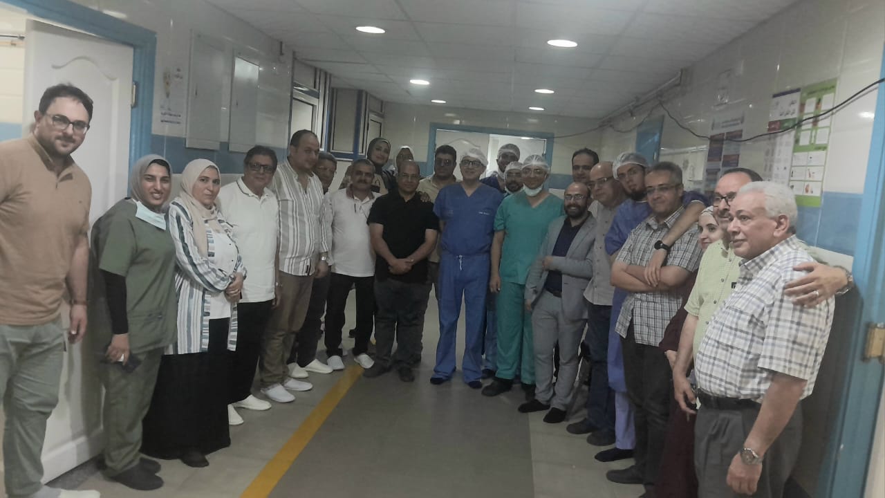 خبير مصري عالمي في علاج الجلوكوما يجري 6 جراحات دقيقة «مجانا» بمستشفى عيون دمنهور
