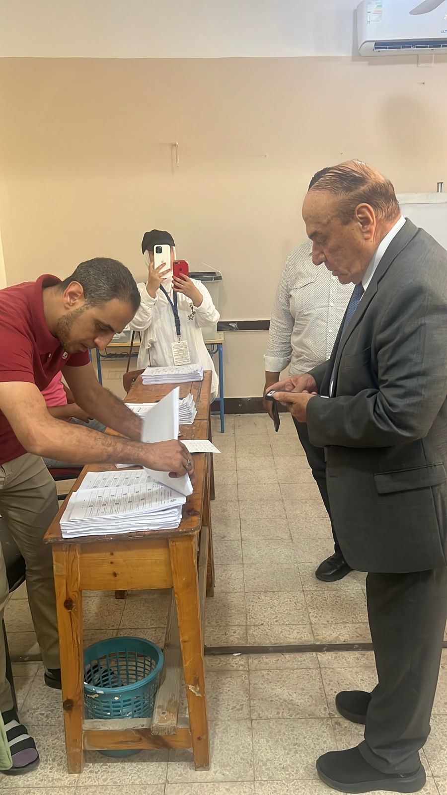 اللواء سمير فرج يدلي بصوته في انتخابات مجلس الشيوخ بمدرسة سيزا نبراوي بالتجمع