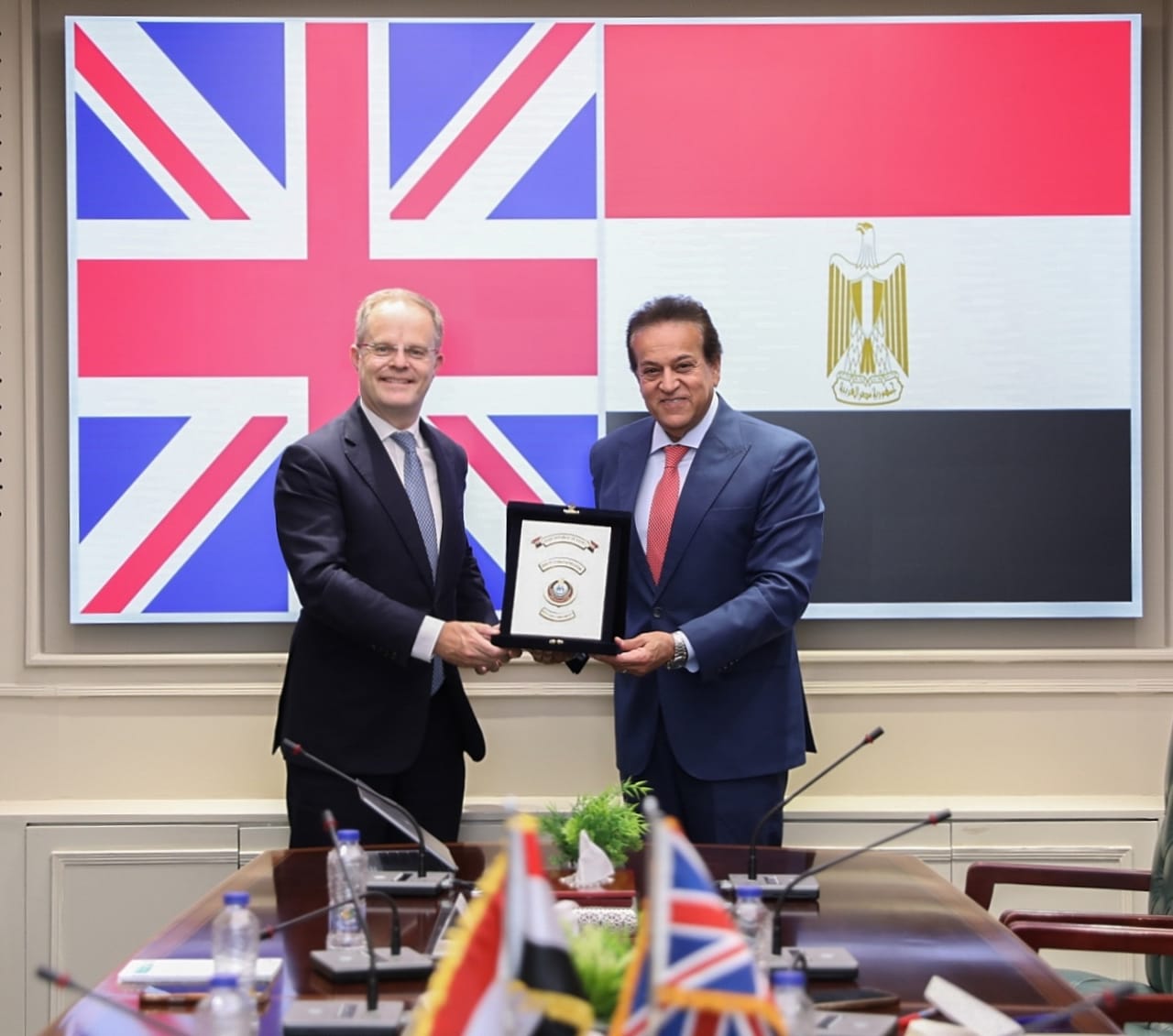 وزير الصحة يبحث مع السفير البريطاني تعزيز التعاون والاستثمار في القطاع الصحي
