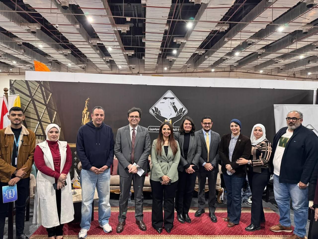 تنسيقية شباب الأحزاب والسياسيين تستقبل وزير الثقافة في اليوم الأول لمعرض القاهرة الدولي للكتاب