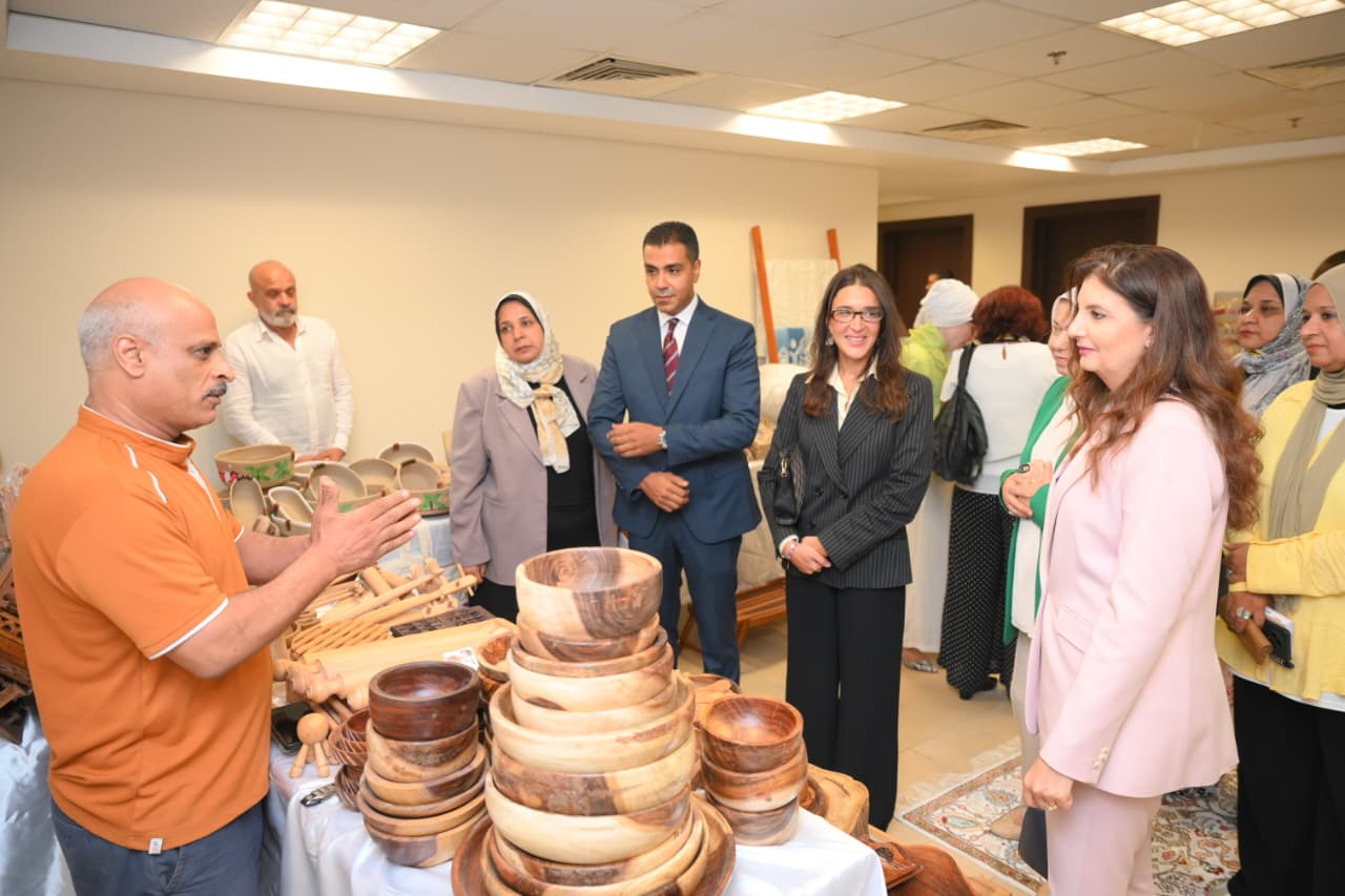 حرم وزير الخارجية تحتفي بإرث مصر اليدوي في معرض 'ديارنا'
