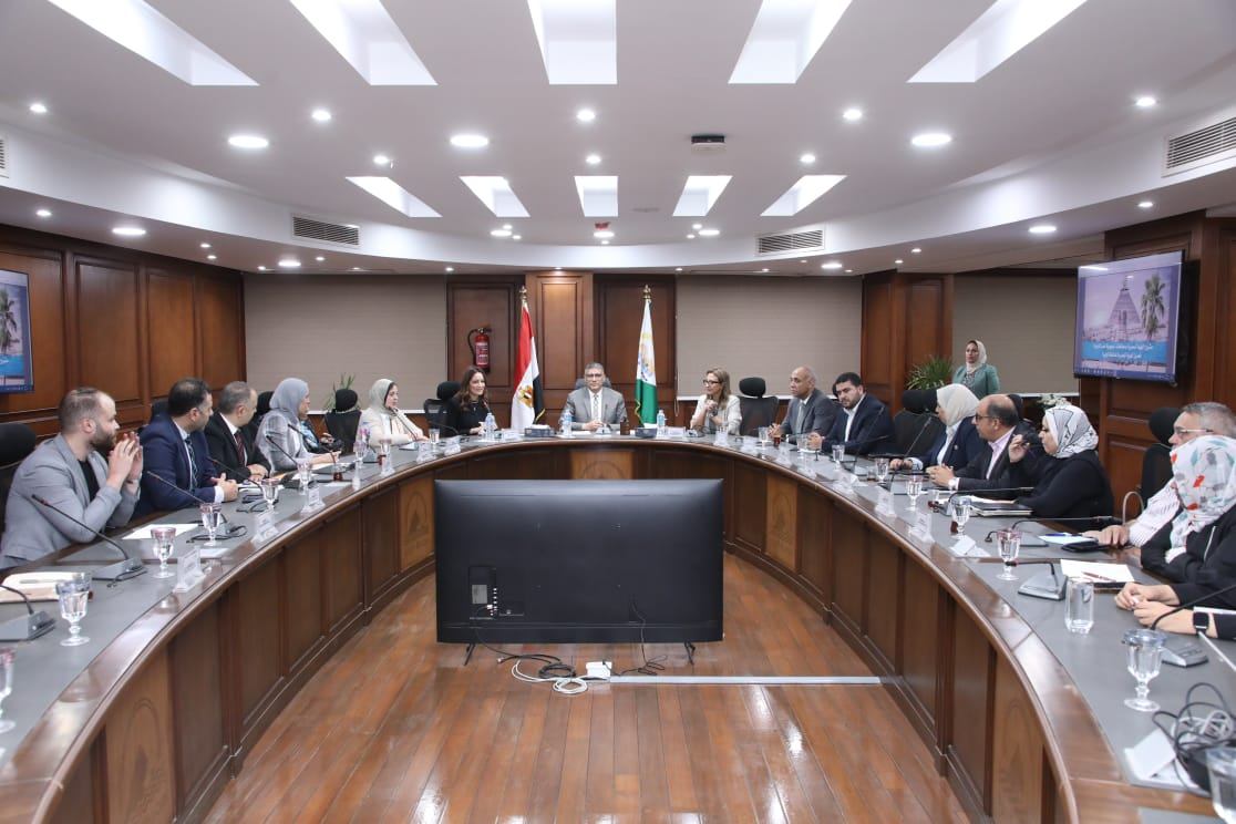 محافظ الجيزة يناقش مشروع الهوية البصرية للمحافظة مع أعضاء اللجنة المعنية من أساتذة جامعة القاهرة