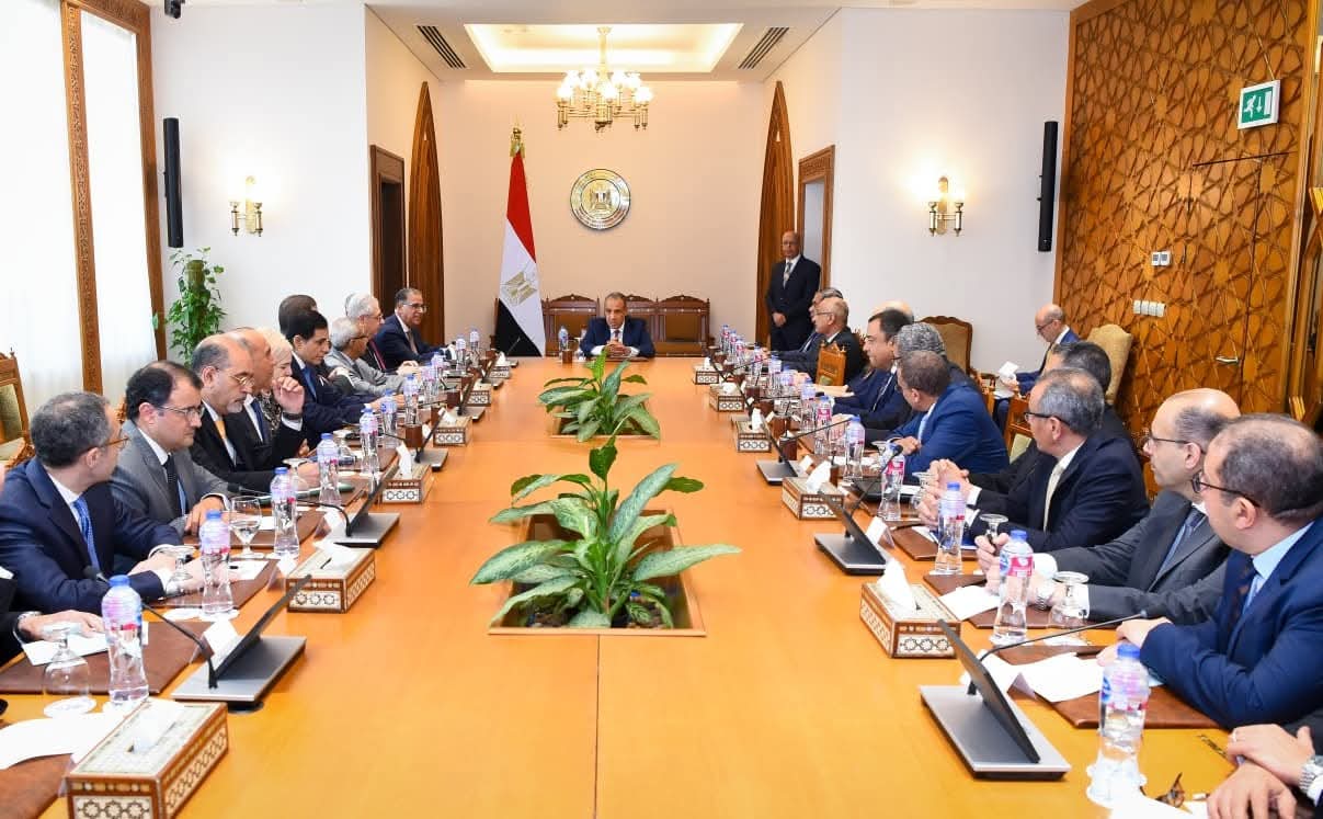 وزير الخارجية يجتمع مع قيادات الوزارة لمتابعة تطوير العمل والأداء