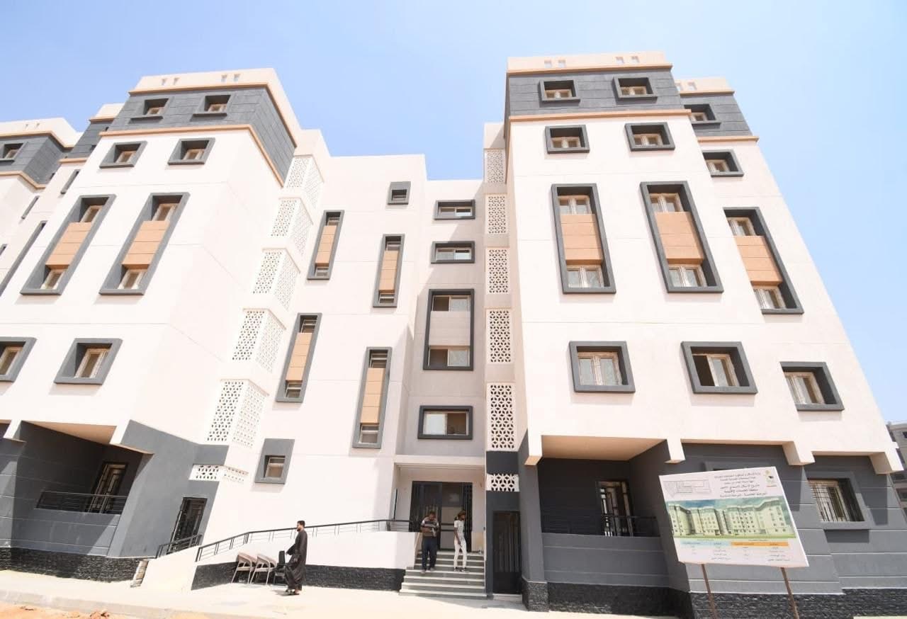 وزير الإسكان يتفقد مشروعات "سكن لكل المصريين" بالعاشر من رمضان