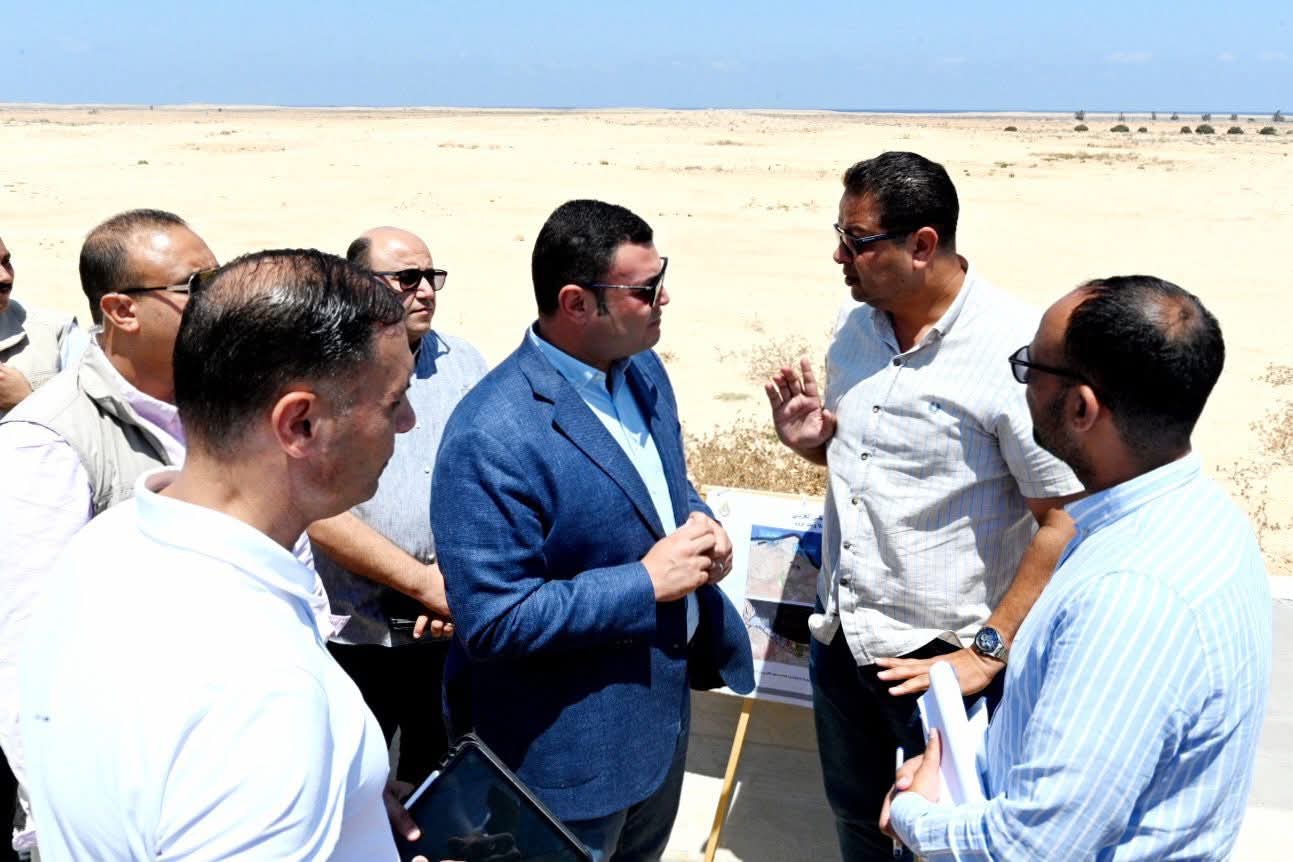 وزير الإسكان يتفقد مشروعات "شمس الحكمة" ويتابع مخطط تنمية غرب رأس الحكمة